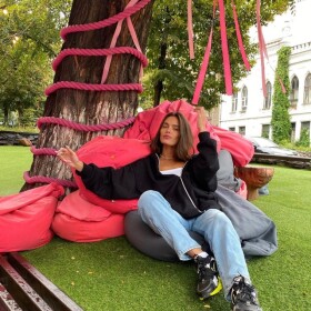 Эльза Раздает